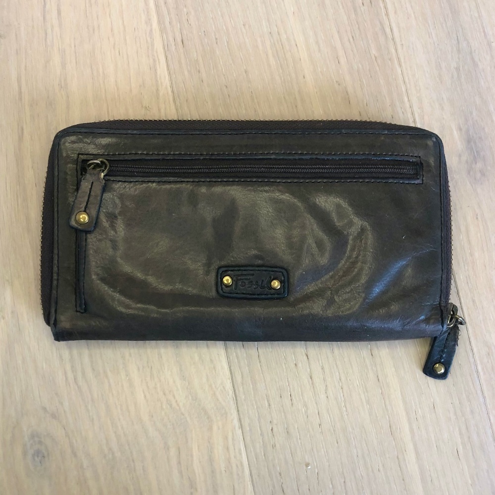 Vintage Fossil Brown Leather Zip Close Wallet